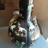 Paar seltene Vasen mit 'Famille noir'-Dekor und plastischen Tieren des Zodiac um die Wandung - photo 5