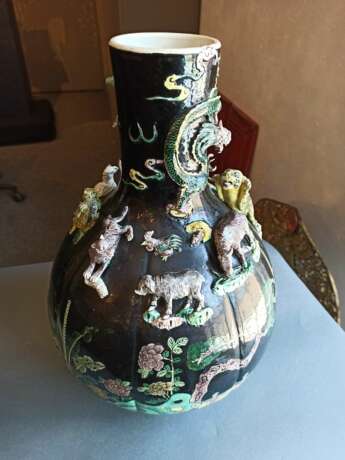Paar seltene Vasen mit 'Famille noir'-Dekor und plastischen Tieren des Zodiac um die Wandung - photo 6