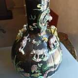 Paar seltene Vasen mit 'Famille noir'-Dekor und plastischen Tieren des Zodiac um die Wandung - Foto 6