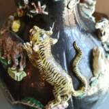 Paar seltene Vasen mit 'Famille noir'-Dekor und plastischen Tieren des Zodiac um die Wandung - фото 7