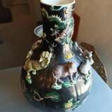Paar seltene Vasen mit 'Famille noir'-Dekor und plastischen Tieren des Zodiac um die Wandung - photo 9
