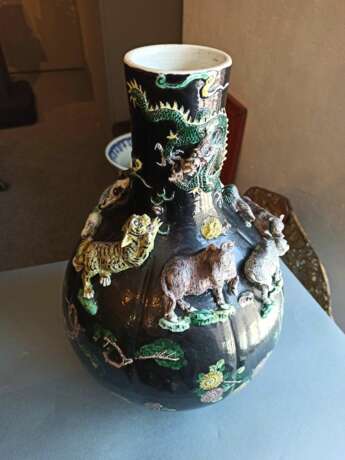 Paar seltene Vasen mit 'Famille noir'-Dekor und plastischen Tieren des Zodiac um die Wandung - Foto 9