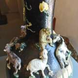 Paar seltene Vasen mit 'Famille noir'-Dekor und plastischen Tieren des Zodiac um die Wandung - фото 10
