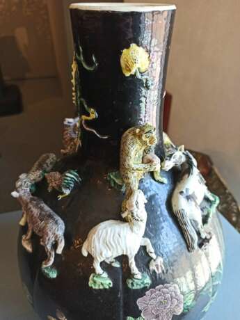 Paar seltene Vasen mit 'Famille noir'-Dekor und plastischen Tieren des Zodiac um die Wandung - photo 10