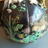 Paar seltene Vasen mit 'Famille noir'-Dekor und plastischen Tieren des Zodiac um die Wandung - фото 11