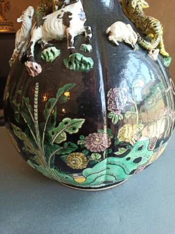 Paar seltene Vasen mit 'Famille noir'-Dekor und plastischen Tieren des Zodiac um die Wandung - фото 11
