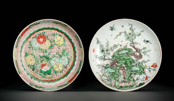 Zwei 'Wucai'-Schalen aus Porzellan mit Blütendekor bzw. Felsen und Vögeln - фото 1