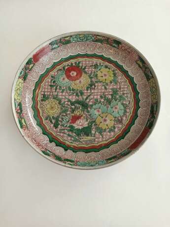 Zwei 'Wucai'-Schalen aus Porzellan mit Blütendekor bzw. Felsen und Vögeln - Foto 3
