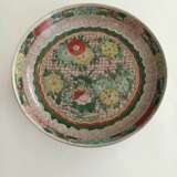 Zwei 'Wucai'-Schalen aus Porzellan mit Blütendekor bzw. Felsen und Vögeln - photo 3