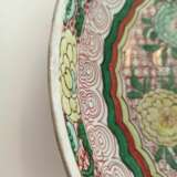 Zwei 'Wucai'-Schalen aus Porzellan mit Blütendekor bzw. Felsen und Vögeln - photo 4