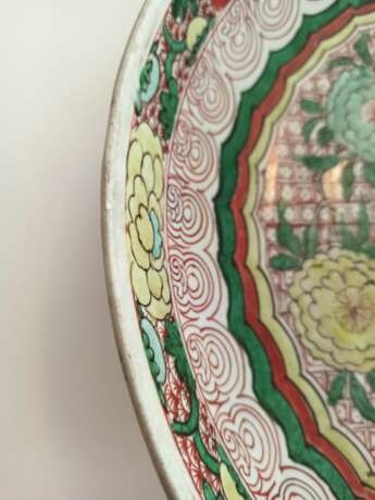 Zwei 'Wucai'-Schalen aus Porzellan mit Blütendekor bzw. Felsen und Vögeln - Foto 4
