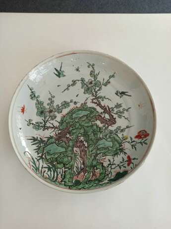Zwei 'Wucai'-Schalen aus Porzellan mit Blütendekor bzw. Felsen und Vögeln - фото 7