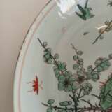 Zwei 'Wucai'-Schalen aus Porzellan mit Blütendekor bzw. Felsen und Vögeln - Foto 8