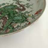 Zwei 'Wucai'-Schalen aus Porzellan mit Blütendekor bzw. Felsen und Vögeln - Foto 9