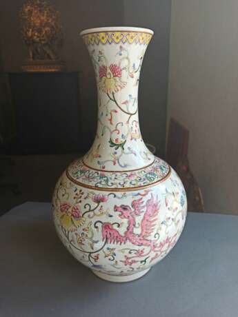 'Famille rose'-Vase mit Phönix-Dekor und Blüten - фото 4