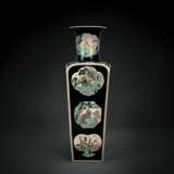 'Famille noir-Vase aus Bisquit-Porzellan mit vierzehn Tierreserven und Blütendekor - фото 1