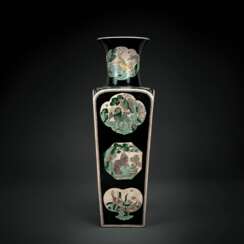 'Famille noir-Vase aus Bisquit-Porzellan mit vierzehn Tierreserven und Blütendekor