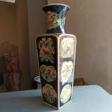 'Famille noir-Vase aus Bisquit-Porzellan mit vierzehn Tierreserven und Blütendekor - фото 3