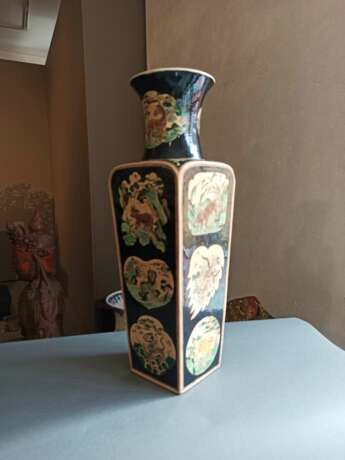 'Famille noir-Vase aus Bisquit-Porzellan mit vierzehn Tierreserven und Blütendekor - photo 3