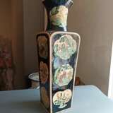 'Famille noir-Vase aus Bisquit-Porzellan mit vierzehn Tierreserven und Blütendekor - photo 4
