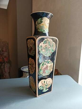 'Famille noir-Vase aus Bisquit-Porzellan mit vierzehn Tierreserven und Blütendekor - Foto 4