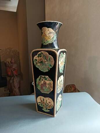 'Famille noir-Vase aus Bisquit-Porzellan mit vierzehn Tierreserven und Blütendekor - photo 5