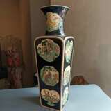 'Famille noir-Vase aus Bisquit-Porzellan mit vierzehn Tierreserven und Blütendekor - Foto 5