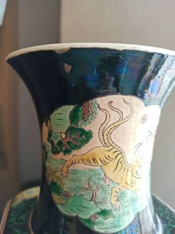 'Famille noir-Vase aus Bisquit-Porzellan mit vierzehn Tierreserven und Blütendekor - photo 6