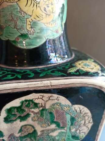 'Famille noir-Vase aus Bisquit-Porzellan mit vierzehn Tierreserven und Blütendekor - photo 7