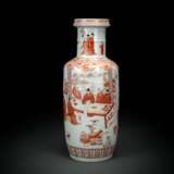 Rouleau-Vase aus Porzellan mit Romanszene in Eisenrot - photo 1