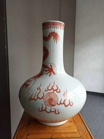 Große Vase mit eisenrotem Drachendekor aus Porzellan - photo 2