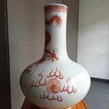 Große Vase mit eisenrotem Drachendekor aus Porzellan - Foto 2