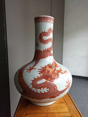 Große Vase mit eisenrotem Drachendekor aus Porzellan - фото 3