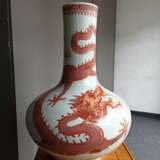 Große Vase mit eisenrotem Drachendekor aus Porzellan - photo 3