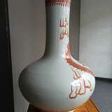 Große Vase mit eisenrotem Drachendekor aus Porzellan - Foto 4