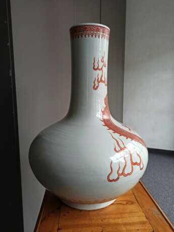 Große Vase mit eisenrotem Drachendekor aus Porzellan - photo 4