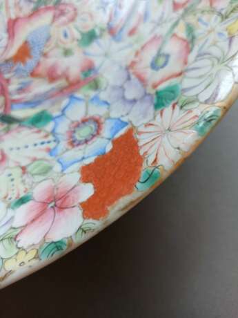 Große 'Drachen-Phönix'-Platte aus Porzellan mit 'Mille Fleur'-Dekor - photo 6