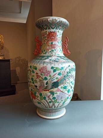 Große Vase aus Porzellan mit Drachen-Phönix-Dekor - фото 2