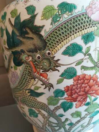 Große Vase aus Porzellan mit Drachen-Phönix-Dekor - photo 7