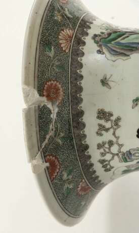 Große Bodenvase aus Porzellan mit 'Famille verte'-Dekor von Damen in einer Gartenszene - фото 6