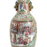 Große 'Famille rose'-Vase aus Porzellan mit Figurenszene - photo 1
