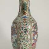 Große 'Famille rose'-Vase aus Porzellan mit Figurenszene - фото 4