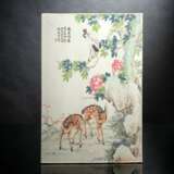 Porzellantafel mit Darstellung von Kranich und Hirsch im Stil von Xu Dasheng - Foto 1