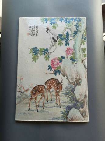 Porzellantafel mit Darstellung von Kranich und Hirsch im Stil von Xu Dasheng - photo 2