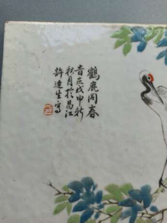 Porzellantafel mit Darstellung von Kranich und Hirsch im Stil von Xu Dasheng - Foto 3