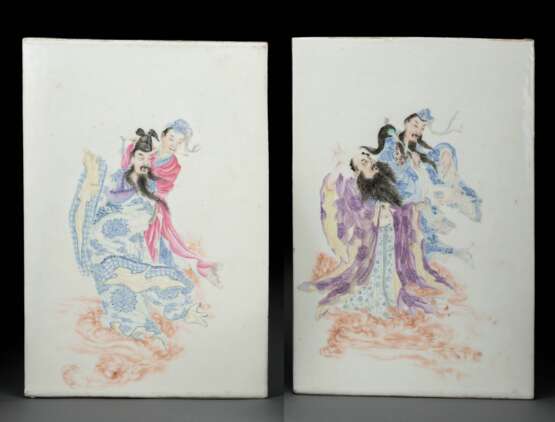Paar Porzellantafeln mit Unsterblichen in den Farben der 'Famille rose' - photo 1