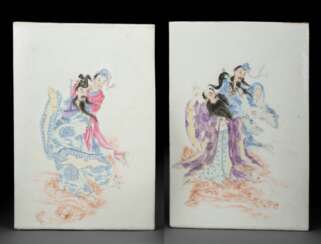 Paar Porzellantafeln mit Unsterblichen in den Farben der 'Famille rose'