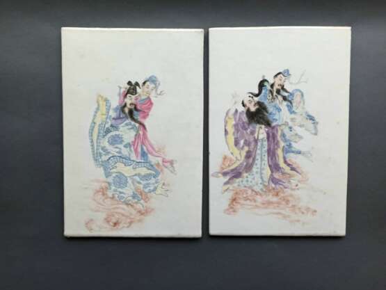 Paar Porzellantafeln mit Unsterblichen in den Farben der 'Famille rose' - фото 2