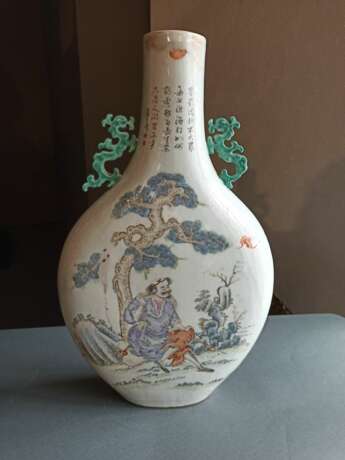 Pilgerflasche aus Porzellan mit Dekor von Li Tieguai und Gedichtaufschrift - photo 2