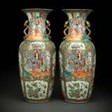 Paar große Kanton-Vasen aus Porzellan mit Figurenszenen und Ruyi-Handhaben - фото 1